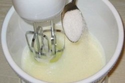 Recept elkészítése A legegyszerűbb piskótatészta sütikhez, tortákhoz, lépés 1