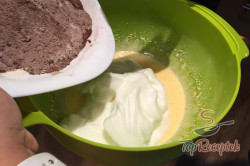 Recept elkészítése Kakaós-túrós szelet csokiöntettel, lépés 4