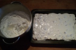 Recept elkészítése Ellenállhatatlan pudingszelet tejföllel, tejszínhabbal és eperrel, lépés 13