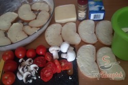 Recept elkészítése Tepsiben sült rakott szendvics paradicsommal, sajttal, tejszínes öntettel, lépés 2