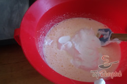 Recept elkészítése Kétszínű tejszínes kuglóf tepsiben, lépés 5